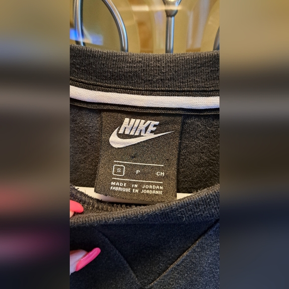 Unisex Nike sweater with front pouch. - Picture 3 of 4